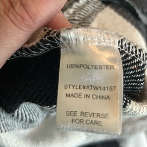 ANDTHEWHY Women’s Plaid Button-Up Shacket - Picture 6 of 6